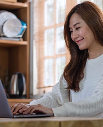 Women on her laptop